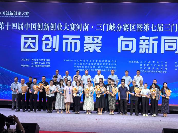 一群人站在台上 AI 生成的内容可能不正确。 一群人站在台上 AI 生成的内容可能不正确。
